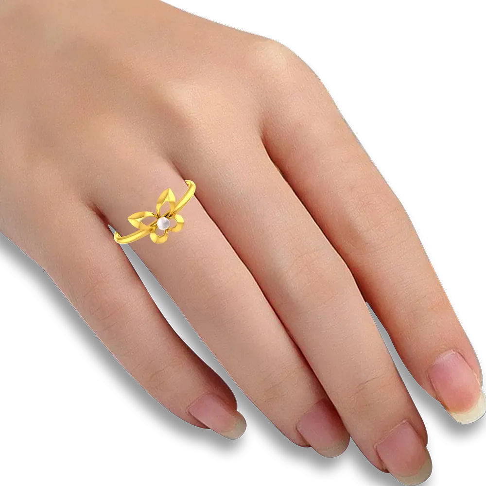 18k Gold Ring With Butterfly Wings And A Pearl In The Middle