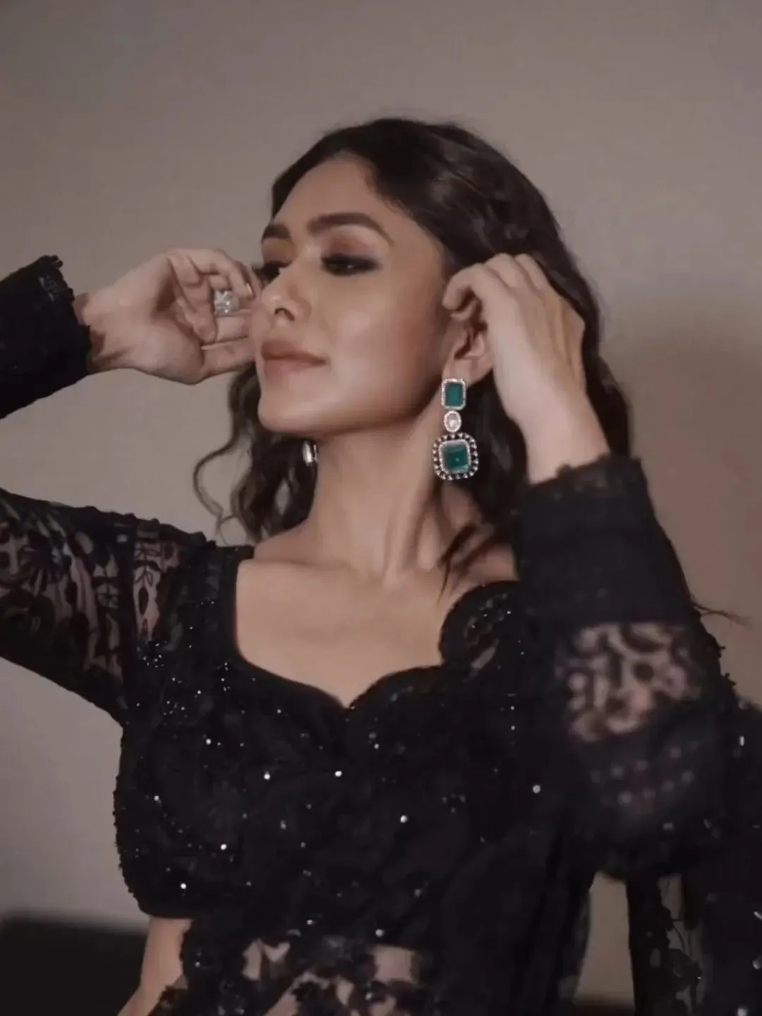 Mrunal Thakur In Double Layered Kundan Polki Necklace